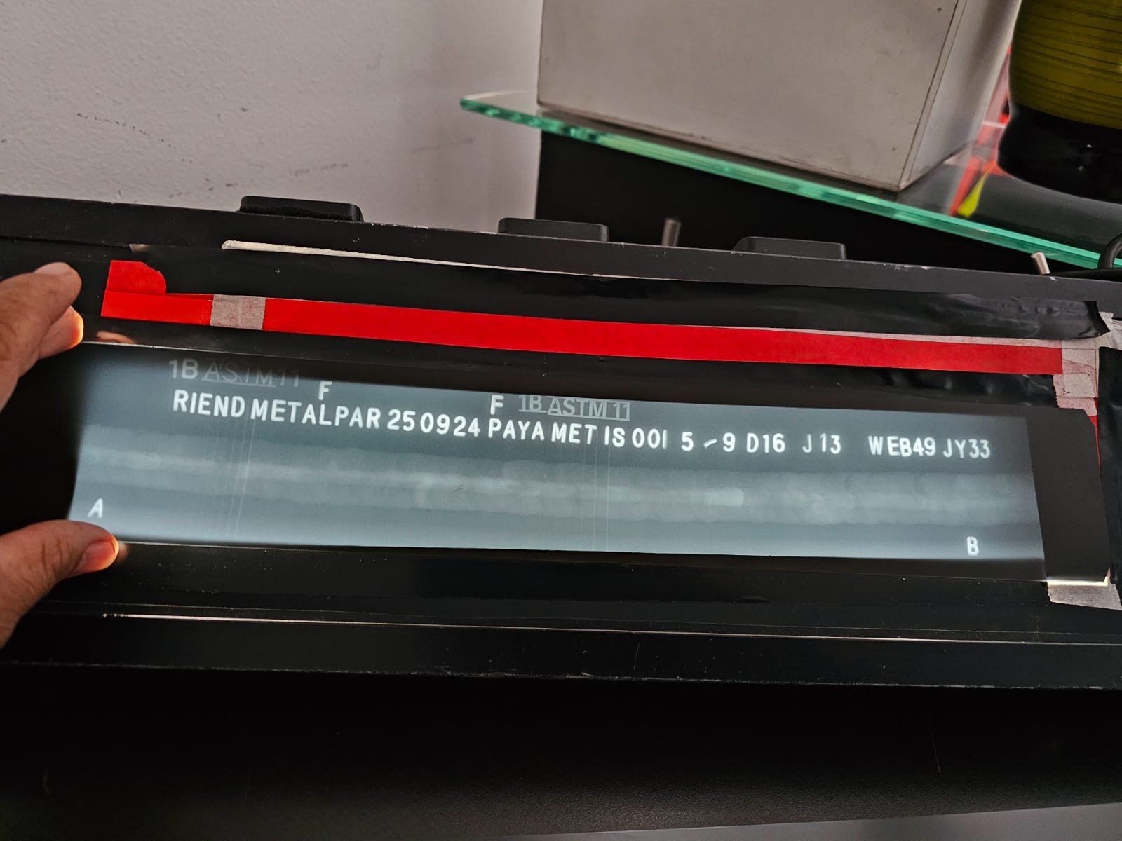 Placa radiográfica de soldadura con cordón visible según normas de calidad industrial